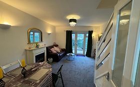 Comfortable Home Away From Home, Spacious 2 Bedroom Town House,Self Catering, Free Parking, Walking Distance To Cheltenham Town Centre